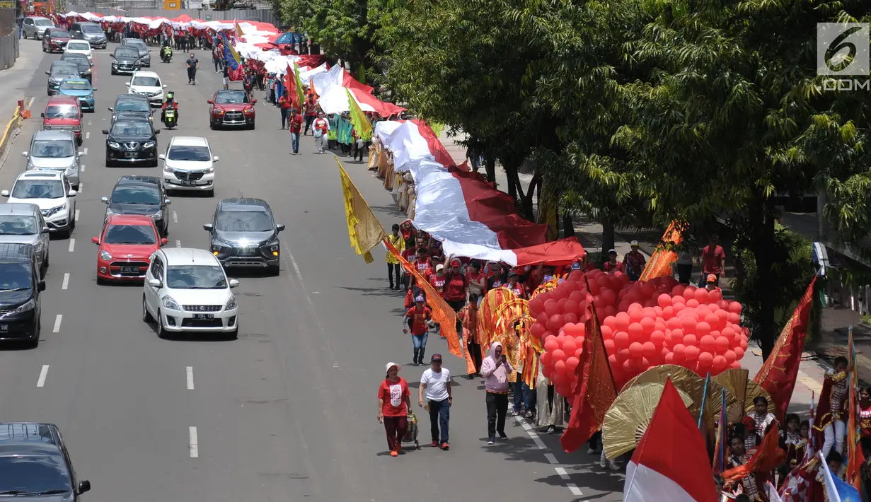 Sejumlah umat Kristiani melakukan kirab perayaan Paskah di Jalan MH Thamrin, Jakarta, Minggu (4/1). Kirab ini dimulai dari Bundaran Hotel Indonesia dan berakhir di gereja Immanuel Jakarta. (Liputan6.com/Helmi Fithriansyah)