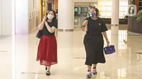 Pengunjung dengan mengenakan masker berkeliling Mall Senayan City, Jakarta, Senin (15/6/2020). Pusat perbelanjaan atau mal di Jakarta kembali dibuka pada Senin (15/6) di masa PSBB transisi dengan jumlah pengunjung masih dibatasi hanya 50 persen dari kapasitas normal. (Liputan6.com/Herman Zakharia)