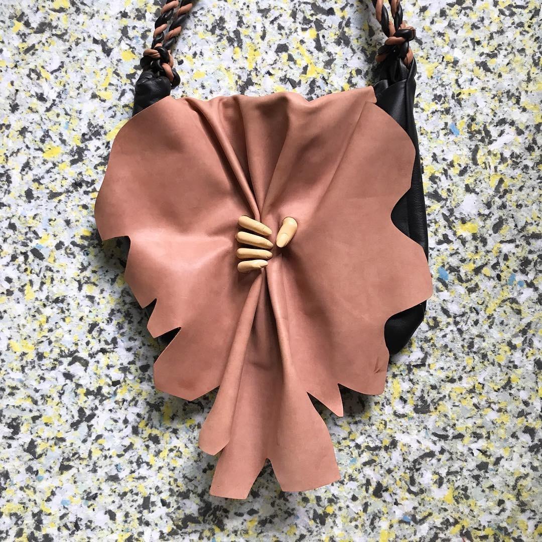 Pakaian Boleh Warna Warni Tapi Soal Tas Tetap Coklat 