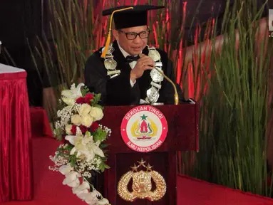 Kapolri Jenderal Tito Karnavian menyampaikan pidato pada pengukuhan sebagai guru besar untuk studi strategis kajian kontra terorisme di Sekolah Tinggi Ilmu Kepolisian Perguruan Tinggi Ilmu Kepolisian, Jakarta, Kamis (26/10). (Liputan6.com/Faizal Fanani)