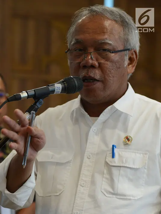 Menteri PUPR, Basuki Hadimuljono menggelar konferensi pers di Jakarta, Selasa (4/12). Kementerian PUPR menghentikan sementara pembangunan jalan Trans Papua segmen 5  menyusul penembakan terhadap para pekerja BUMN PT Istaka Karya. (Merdeka.com/Imam Buhori)