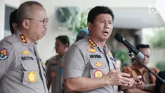 Wakapolri Komjen Ari Dono Sukmanto memberi penjelasan terkait kondisi Palu pascagempa dan tsunami di Jakarta, Selasa (2/10). Polisi menorerir sebagian korban yang mengambil makanan dari sejumlah tempat. (Liputan6.com/Faizal Fananai)
