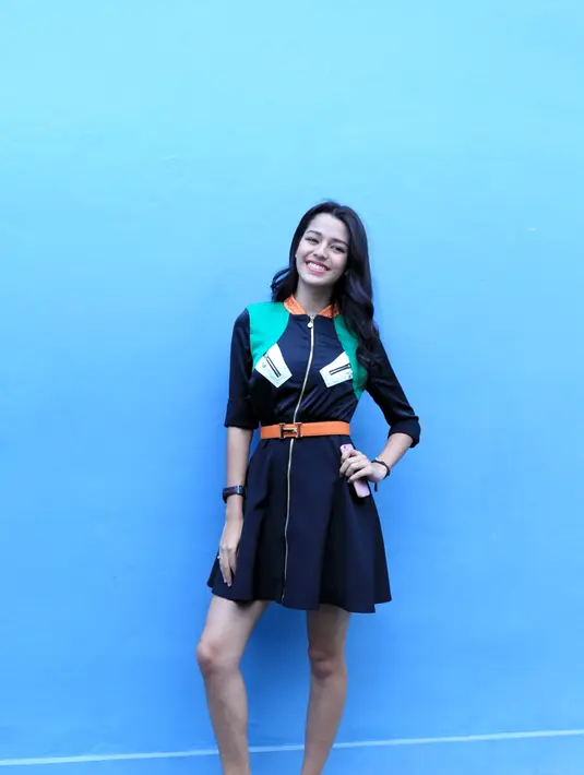 "Yang bikin gak pede tuh bungkuk. Karena aku terlalu tinggi jadi harus bungkuk gitu. Waktu kecil aku pernah sekolah modeling. Ditanya mau lebih tinggi lagi sih ya mau ya," jelas dara kelahiran 24 Februari 1997 silam ini. (Adrian Putra/Bintang.com)