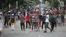Sejumlah massa terlibat bentrok dengan polisi di kawasan Petamburan, Jakarta Barat, Rabu (22/5/2019). Kapolres Metro Jakarta Barat Kombes Hengki Haryadi menduga kuat massa aksi yang diamankan bukan merupakan warga Jakarta. (Liputan6.com/Faizal Fanani)