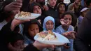 Para pengungsi menunggu untuk menerima makanan sumbangan di samping tenda-tenda yang mereka gunakan sebagai tempat berlindung setelah melarikan diri dari serangan udara Israel di Lebanon selatan, Beirut, Lebanon, Senin 6 April 2026. Dukungan Hizbullah terhadap Iran membuat serangan Israel ke Lebanon semakin menjadi. (AP Photo/Emilio Morenatti)