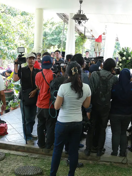 Buyung yang kerap dipanggil "Abang" juga dikenal sebagai aktivis dan ikut mendirikan Lembaga Bantuan Hukum (LBH). (Galih W. Satria/Bintang.com)