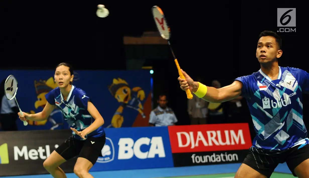 Ganda Campuran Indonesia, Edi Subaktiar/Gloria E Widjaja mengembalikan bola ke arah Yuta Watanabe/Arisa Higashino (Jepang) di Indonesia Open 2017 di Jakarta, Selasa (13/6). Edi/Gloria kalah 18-21, 21-13, 17-21. (Liputan6.com/Helmi Fithriansyah)