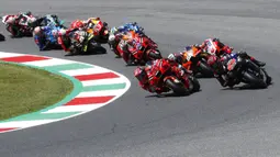 Pembalap Ducati Francesco Bagnaia (kiri depan) dan pembalap Yamaha Fabio Quartararo memimpin balapan selama MotoGP Mugello di Sirkuit Mugello, Scarperia, Italia, Minggu (30/5/2021). Fabio Quartararo berhasil meraih posisi pertama. (AP Photo/Antonio Calanni)