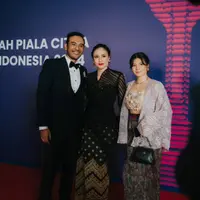 Wulan Guritno dan Shaloom Razade Tampil Memukau dengan Gaya Kontras di FFI 2024. [@wulanguritno].