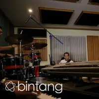 Banyak netizen yang mendukung jika Afgan Syahreza dan Sherina pacaran. Mendengar kabar tersebut, Afgan pun menjelaskan hubungan yang sebenarnya dengan Sherina.