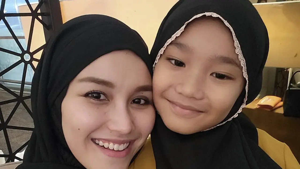 Potret Ayu Ting Ting Berhijab saat Umrah
