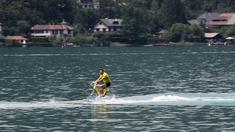 Seorang warga beraksi dengan sepeda air pada di d'Annnecy (Annecy lake) pada etape ke-9 Tour De France dengan jarak tempuh 146km, antara Albertville dan Saint-Gervais Mont Blanc, Prancis (22/7/2016). (AFP/Kenzo Tribouillard)