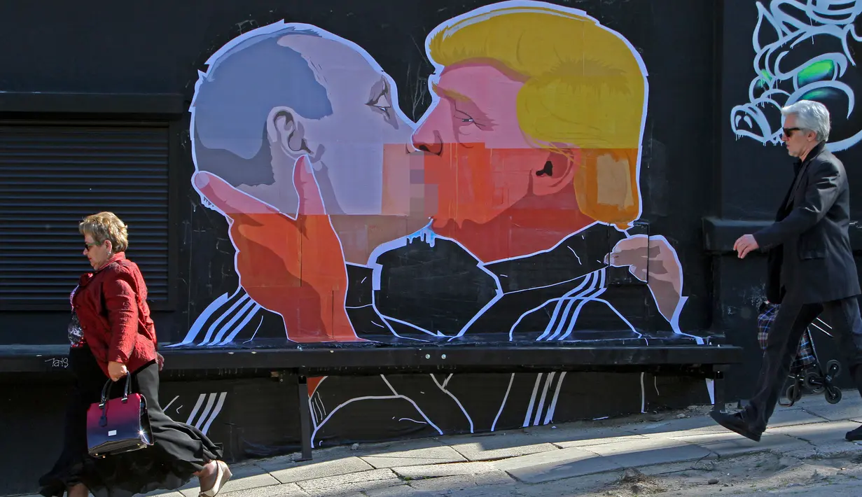 Warga melewati mural bergambar calon Presiden AS, Donald Trump dan Presiden Rusia, Vladimir Putin sedang berciuman di Vilnius, (13/5). Mural ini dibuat sebagai sindiran terhadap Donald Trump dan Vladimir Putin. (AFP PHOTO/Petras Malukas)