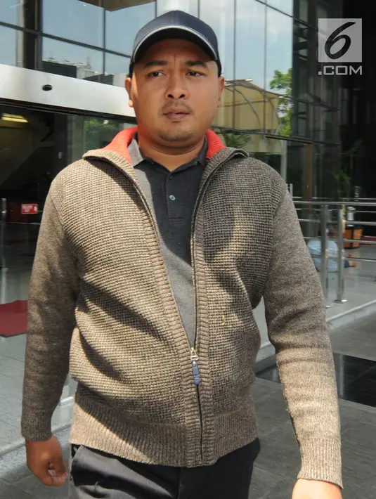 Ekspresi Ketua DPRD Kabupaten Tebo, Agus Rubiyanto usai menjalani pemeriksaan di gedung KPK, Jakarta, Jumat (6/4). Agus diperiksa terkait suap proyek-proyek di wilayah Provinsi Jambi. (Merdeka.com/Dwi Narwoko)