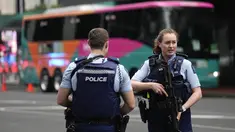 Polisi bersenjata berdiri di luar sebuah hotel yang menampung tim dari Piala Dunia Sepak Bola Wanita di kawasan pusat bisnis setelah penembakan di Auckland, Selandia Baru, Kamis (20/7/2023). Penembakan menewaskan dua orang dan satu pelakunya. (AP Photo/Abbie Parr)