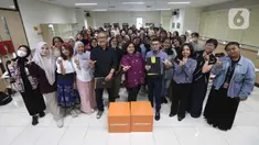 Peserta dan pembicara berfoto bersama usai gelaran program Liputan6.com Connect di kampus Vokasi Universitas Indonesia, Depok, Jawa Barat pada 11 November 2025. Mengusung tema “Building a Strong Brand Position in the Digital Era”, Liputan6.com kembali menggelar program Liputan6.com Connect di kampus Vokasi Universitas Indonesia, Depok, Jawa Barat. (Liputan6.com/Helmi Fithriansyah)