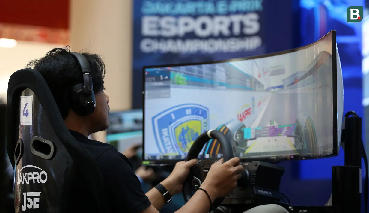 Seorang pebalap simulator berkompetisi saat Jakarta E-Prix ESports Championship 2023 yang berlangsung di Mal Artha Gading, Kelapa Gading, Jakarta Utara, Sabtu (20/05/2023).  40 pebalap simulator berpartisipasi untuk memperebutkan kejuaraan merupakan rangkaian dari Road to Jakarta E-Prix 2023. (Bola.com/Bagaskara Lazuardi)