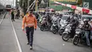 Suasana saat petugas PT KAI Daop I menggelar sosialisasi tertib berlalu lintas di pintu perlintasan sebidang kawasan Bukit Duri, Jakarta, Selasa (17/9/2019). Sosialisasi dilakukan karena banyaknya kecelakaan akibat ketidakdisiplinan pengendara. (Liputan6.com/Faizal Fanani)