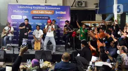 Grup band Slank bernyanyi bersama Menteri BUMN Erick Thohir (kedua kiri) usai peluncuran Slankops di Basecamp Slank, Jakarta, Selasa (19/7/2022). Slank bersama Menteri BUMN Erick Thohir dan Menteri Koperasi dan UKM Teten Masduki bernyanyi bersama membawakan lagu 'Ku Tak Bisa' dan 'Balikin'. (Liputan6.com/Herman Zakharia)