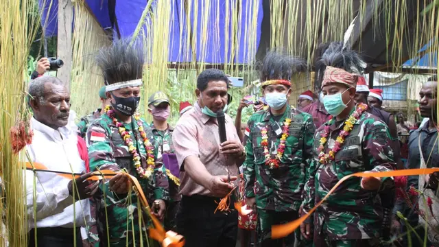 Satgas Pamtas RI-PNG Yonif Mekanis Raider 413 Bremoro berikan hadiah gereja kepada warga Perbatasan RI-PNG tepatnya di Kampung Kufu, Distrik Arso Timur Kabupaten Keerom, jelang Natal. (Liputan6.com/Pen Satgas Yonif Mekanis Raider 413/Bremoro)