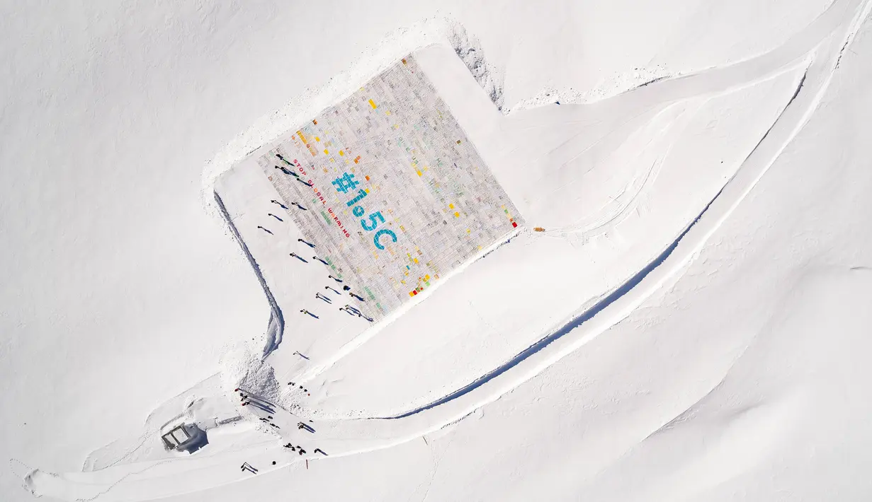 Kartu pos raksasa berukuran sekitar 2.500 meter persegi  di Jungfraufirn, Swiss, 16 November 2018. Pengumpulan kartu pos ini juga untuk memecahkan rekor dunia Guinness sebagai kartu pos terbesar. (Valentin Flauraud/Keystone via AP)