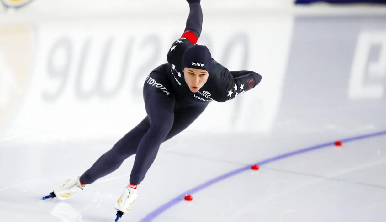 Atlet asal Amerika Serikat, Brittany Bowe, saat beraksi pada nomor 500 m putri di Kejuaraan Dunia Speed Skating di Thialf ice arena, Heerenveen, Belanda, Minggu (24/1/2021). (AP/Peter Dejong)