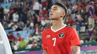 Gelandang Timnas Indonesia U-22, Marselino Ferdinan berjalan memasuki lapangan sebelum dimulainya laga final cabor sepak bola SEA Games 2023 menghadapi Thailand di National Olympic Stadium, Phnom Penh, Kamboja, Selasa (16/5/2023). (Bola.com/Abdul Aziz)