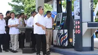 Menteri ESDM, Ignasius Jonan (kanan) meninjau SPBU Vivo di kawasan Cilangkap, Jakarta, Kamis (26/10). SPBU tersebut akan menyalurkan BBM bensin Research Octane Number (RON) 89, 90, dan 92 dengan merk Revvo. (Liputan6.com/Helmi Fithriansyah)