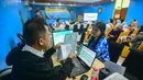 Petugas melayani orang tua calon siswa yang mencari informasi mengenai Sistem Penerimaan Murid Baru (SPMB) Tahun Ajaran 2026/2027 di Posko Pelayanan SPMB Suku Dinas Pendidikan Wilayah III yang berada di SMAN 70 Jakarta, Rabu (17/6/2026). (merdeka.com/Arie Basuki)