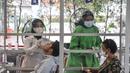 Calon penumpang melakukan tes antigen di Stasiun Pasar Senen, Jakarta, Senin (3/1/2022). PT KAI (Persero) menurunkan tarif tes antigen di stasiun bagi penumpang KA jarak jauh menjadi Rp35 ribu dari harga sebelumnya Rp45 ribu sebagai bentuk peningkatan pelayanan. (merdeka.com/Iqbal S. Nugroho)
