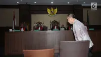 Mantan Kepala BPPN, Syafruddin Arsyad Temenggung bersiap menjalani sidang perdana di Pengadilan Tipikor Jakarta, Senin (14/5). Agenda sidang perdana merupakan pembacaan surat dakwaan oleh jaksa KPK. (Liputan6.com/Helmi Fithriansyah)