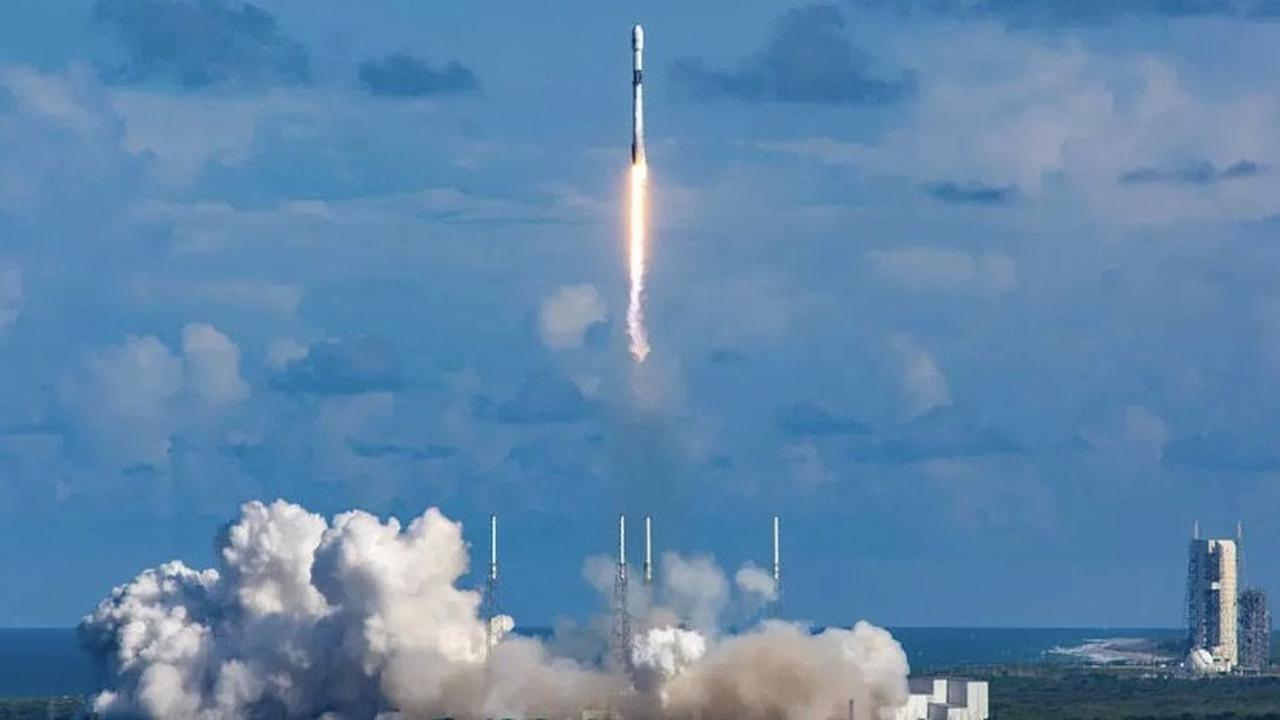 Korea Selatan luncurkan satelit militer pertamanya, ANASIS-II, yang dibawa oleh Roket Falcon 9 dari Stasiun Angkatan Udara Cape Canaveral di Florida, AS, Selasa (21/7/2020). (Photo credit: South Korea's Defense Acquisition Program Administration/AFP)