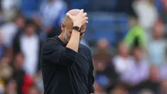 Pelatih Manchester City, Pep Guardiola, tampak kecewa setelah timnya tumbang 1-2 dari Brighton di Amex Stadium dalam laga Premier League, Minggu (31/8/2025) malam WIB. (AP Photo/Ian Walton)