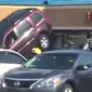 Seorang pengemudi mobil tidak sudi mobilnya diderek dari tempat parkir dan iapun melawan.