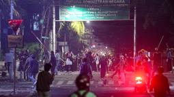 Usai aksi unjuk rasa mahasiswa di depan gedung Majelis Permusyawaratan Rakyat (MPR), Dewan Perwakilan Rakyat (DPR) dan Dewan Perwakilan Daerah (DPD), Jakarta, Kamis (28/8/2025) dibubarkan, sekelompok massa terlibat bentrok dengan aparat keamanan. (merdeka.com/Arie Basuki)