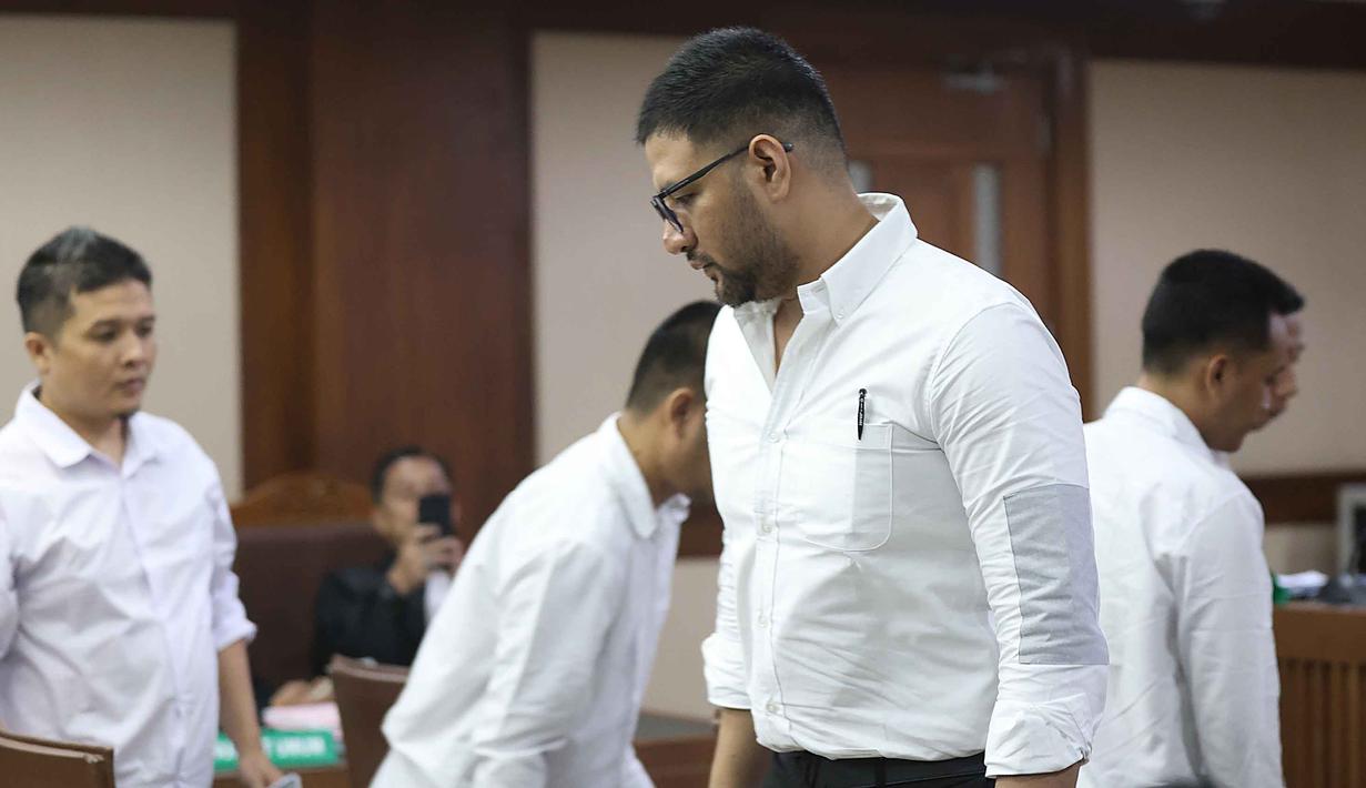 Namun, hakim meminta agar para terdakwa dihadirkan langsung ke persidangan.