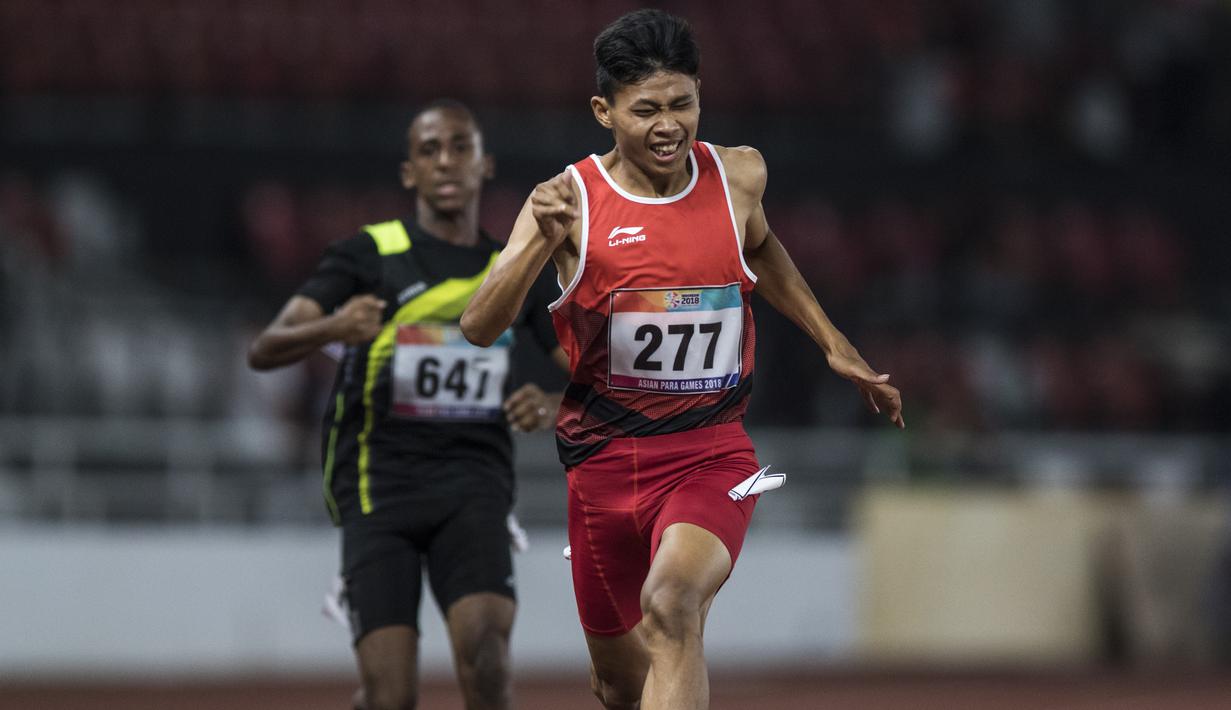 Pelari Indonesia, Sapto Yogo Purnomo, memacu kecepatan saat tampil pada cabang atletik nomor lari 200 meter T 37 Asian Para Games di SUGBK, Jakarta, Senin (8/10/2018). (Bola.com/Vitalis Yogi Trisna)