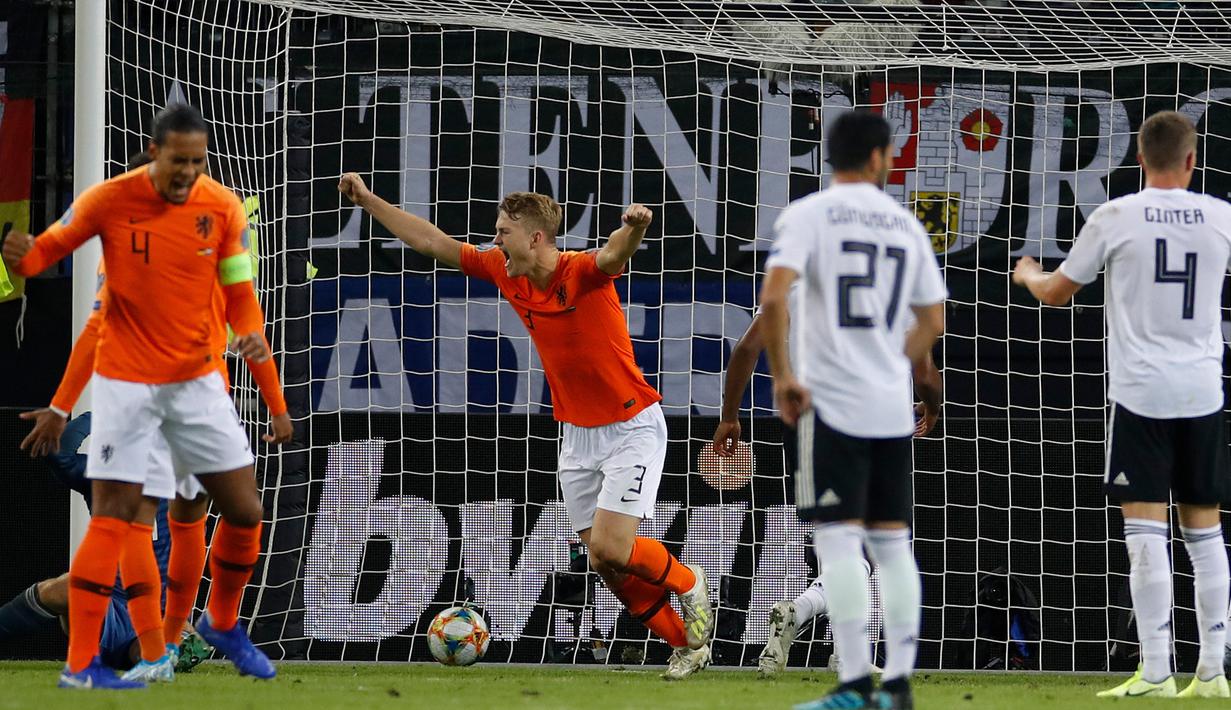 Bek Belanda, Matthijs De Ligt, merayakan gol ke gawang Jerman pada laga Kualifikasi Piala Dunia 2022 di Hamburg, Jumat (6/9). Jerman kalah 2-4 dari Belanda. (AFP/Odd Andersen)