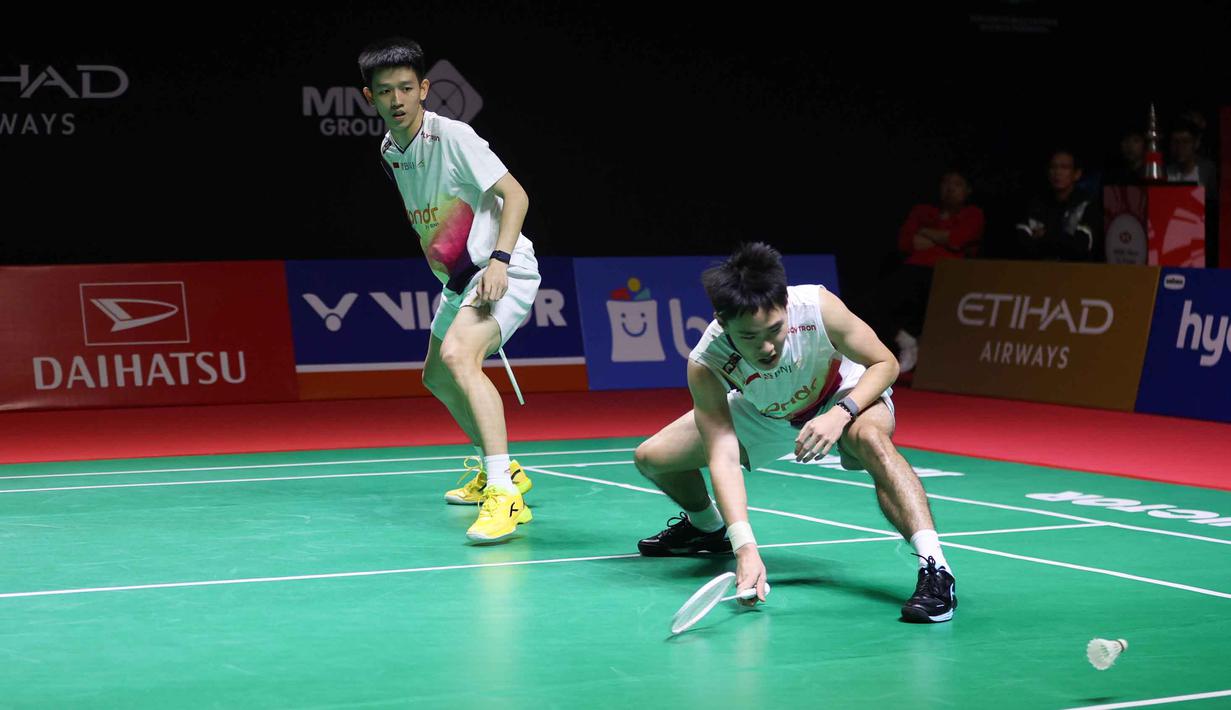 Bertanding di Istora Gelora Bung Karno, Senayan, Jakarta, Sabtu (24/1/2026), Raymond Indra/Nikolaus Joaquin berhasil meredam permainan ganda putra Indonesia lainnya, Sabar Karyaman Gutama/Moh Reza Pahlevi Isfahani. Tampak dalam foto, pebulu tangkis ganda putra Indonesia, Raymond Indra/Nikolaus Joaquin saat bertanding melawan Sabar Karyaman Gutama/Moh Reza Pahlevi Isfahani pada semifinal Indonesia Masters 2026 di Istora Gelora Bung Karno, Senayan, Jakarta, Sabtu (24/1/2026). (Bola.com/M Iqbal Ichsan)