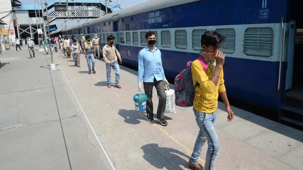 Akibat Lockdown, Buruh Migran di India Utara Dipulangkan