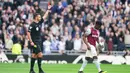 Pemain West Ham United, Mohammed Kudus, mendapat kartu merah saat melawan Tottenham Hotspur dalam laga pekan kedelapan Liga Inggris di Stadion Tottenham Hotspur, London, Sabtu (19/10/2024). (Zac Goodwin/PA via AP)