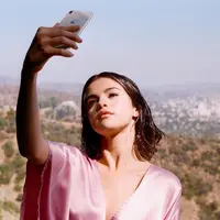 Bahkan dilaporkan mereka sering melakukan video call dan berkirim pesan singkat ketika disibukkan dengan konser dan jadwal lainnya. (instagram/selenagomez)