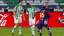 Barcelona sukses meraih tiga poin penting kala bertandang ke markas Real Betis pada laga jornada 22 La Liga, Senin (8/2/2021). (AP Photo/Miguel Morenatti)