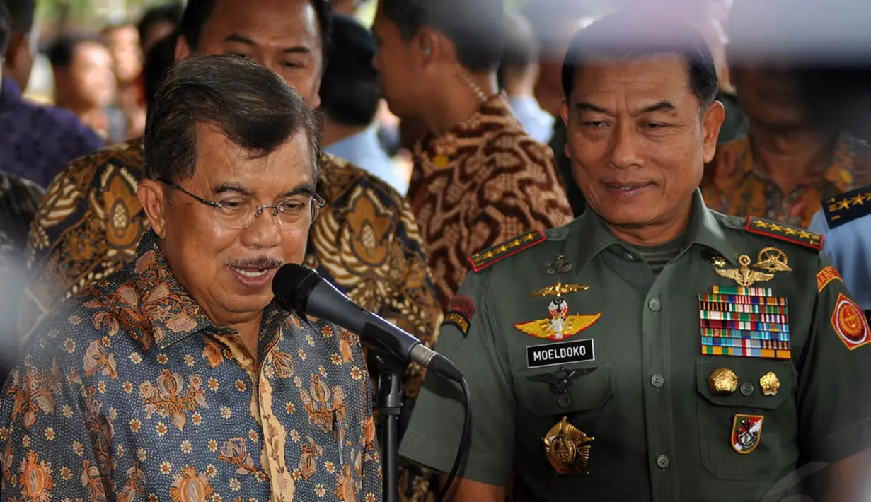 Penandatanganan MoU ini dilakukan antara Ketua PMI, Jusuf Kalla dan Panglima TNI Moeldoko di GOR Ahmad Yani Mabes TNI Cilangkap Jakarta, Kamis (11/12/2014). (Liputan6.com/Miftahul Hayat)
