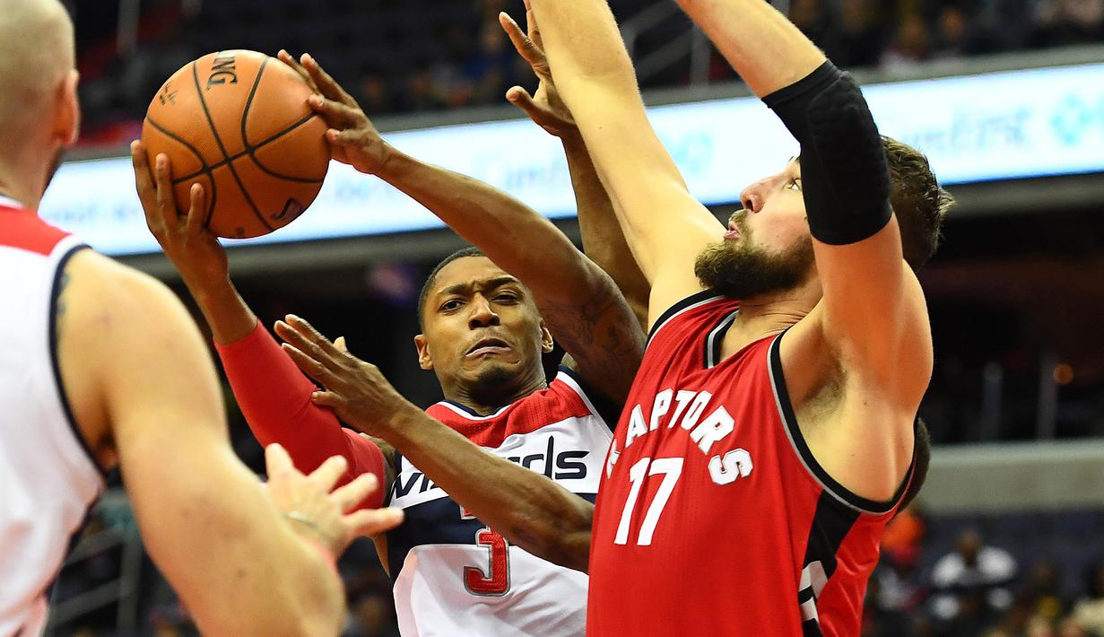Washington Wizards guard, Bradley Beal #3 berusaha melewati hadangan Toronto Raptors center, Jonas Valanciunas #17 pada laga NBA Preseason di Verizon Center, Ssabtu (22/10/2016) WIB. (Mandatory Credit: Brad Mills-USA TODAY Sports)