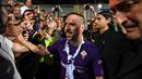 Rekrutan baru Fiorentina, Franck Ribery, menyapa suporter saat sesi perkenalan di Stadion Artemio Franchi, Florence, Kamis (22/8). Gelandang asal Prancis ini didatangkan secara gratis dari Bayern Munchen. (AFP/Andreas Solaro)
