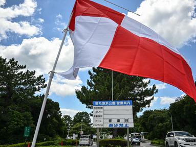 Bendera peringatan tsunami berwarna merah dan putih berkibar di pintu masuk Inage Seaside Park, sepanjang Teluk Tokyo di Kota Chiba, prefektur Chiba pada 30 Juli 2025. (Philip FONG/AFP)