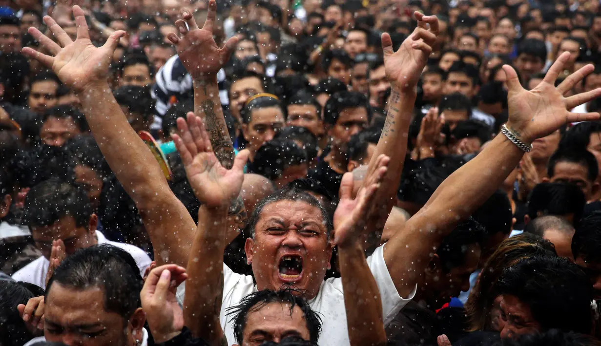Seorang pria kesurupan saat mengikuti Festival Tato Suci di kuil Wat Bang Phra, Nakhon Pathom, Thailand (16/3). Mereka percaya tato memiliki kekuatan mistis, menangkal nasib buruk dan melindungi mereka dari bahaya. (Reuters/Athit Perawongmetha)