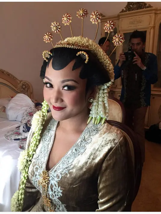 Putri Ariyanti Haryo Wibowo berdandan begitu cantik dengan adat Solo. Dengan Make up by bumiauw, Hairdo Tienuk Riefki. (Instagram/dewimeitasari)