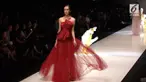 Yosafat memberi sentuhan Tegas dalam koleksi yang ditampilkan di JFW 2018. Ia ingin kesan maskulin ada di baju rancangannya.